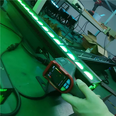 يجب أن يجتاز كل ضوء اختبارًا صارمًا قبل الشحن